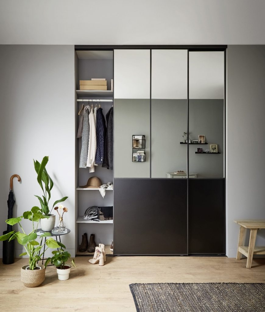 Placard noir portes coulissantes avec miroir