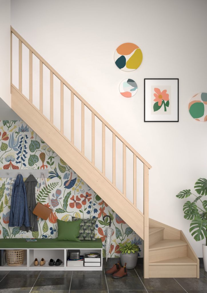 Espace détente sous escalier avec déco colorée et papier peint