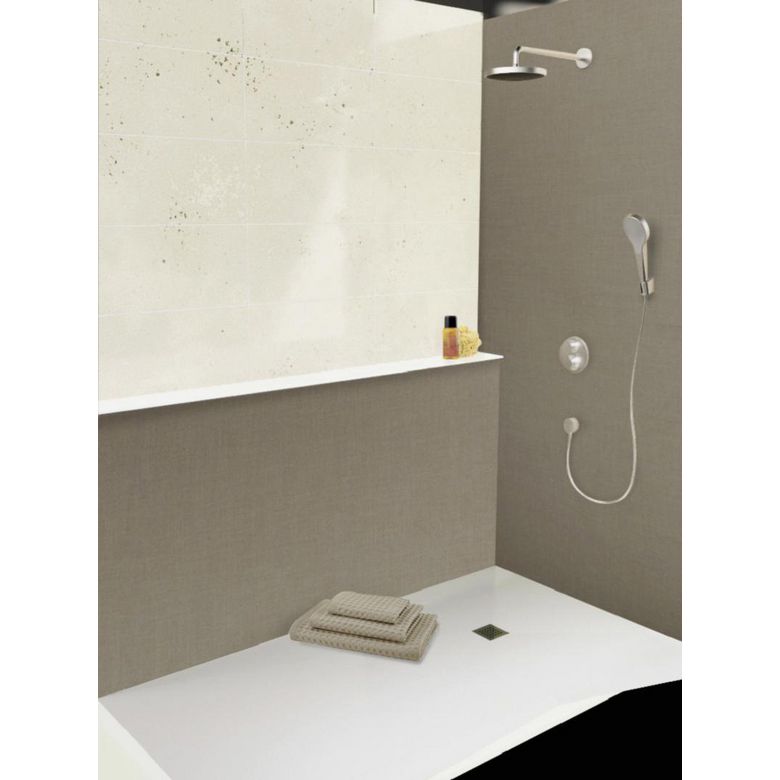 Vous remplacez votre baignoire par une douche sécurisée pour seniors ? L’un des murs de votre salle de bains est endommagé ? Grâce à ce système haut de remplacement de baignoire Modulofast, rénovez facilement votre espace douche. Le châssis de coffrage haut Modulofast est une solution de rénovation innovante qui s’adapte à tous vos besoins : rajeunir votre salle de bains n’aura jamais été aussi simple ! Une solution de remplacement de baignoire par une douche idéale pour moderniser sa salle de bainsLe châssis de coffrage haut Modulofast a été conçu pour faciliter vos travaux de rénovation. En effet, dans une salle de bains ancienne, des tuyaux apparents ou un mur abimé au fil des années sont inesthétiques. Il se peut également que les équipements que vous possédez ne soient plus adaptés à votre âge ou à vos facultés motrices. Modulofast est la solution à toutes ces problématiques. Ce châssis universel de coffrage professionnel est idéal pour masquer des éléments disgracieux, intégrer une plaque de renfort ou même recouvrir un mur. Une fois le châssis installé, habillez-le selon la décoration souhaitée avec un panneau mural ou du placoplâtre. Une solution de rénovation modulaire et facile à installerLa pose de la solution de rénovation Modulofast est rapide : 30 minutes suffisent pour l’installation de chaque module. Grâce à elle, vous évitez la poussière, ne pratiquez pas de saignées dans votre mur et réduisez les gravats. Modulable, le châssis haut est réglable selon la configuration de votre salle de bains. Pour vous offrir la plus grande flexibilité d’installation, chacun des modules peut se combiner et s’empiler. Vous souhaitez un châssis solide pour y fixer un meuble de salle de bains ou un sèche-serviette ? Les plaques de renfort fournies résistent à l’arrachement et sont ajustables pour vous permettre de fixer tous types d’éléments. Bon à savoir : Le châssis de coffrage haut Modulofast est fabriqué en France. Les informations techniques à retenir : - Ce module haut est réglable :o Largeur réglable de 45 à 90 cmo Hauteur réglable de 195 à 250 cm- Composition du système :o 4 x Coulisses extérieures Modulofasto 2 x Coulisses intérieures Modulofasto 2 x Traverses horizontales Modulofasto 6 x Entretoises de maintien réglables Modulofasto Lot de visserieo 2 x Supports entretoises modulofasto 4 x Platines de réglage Modulofast