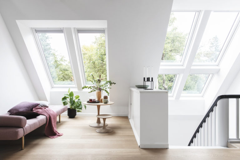 Intérieur éclairé par 2 fenêtres