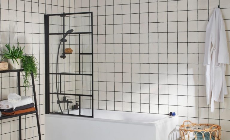 Salle de bains avec baignoire et carrelage au mur