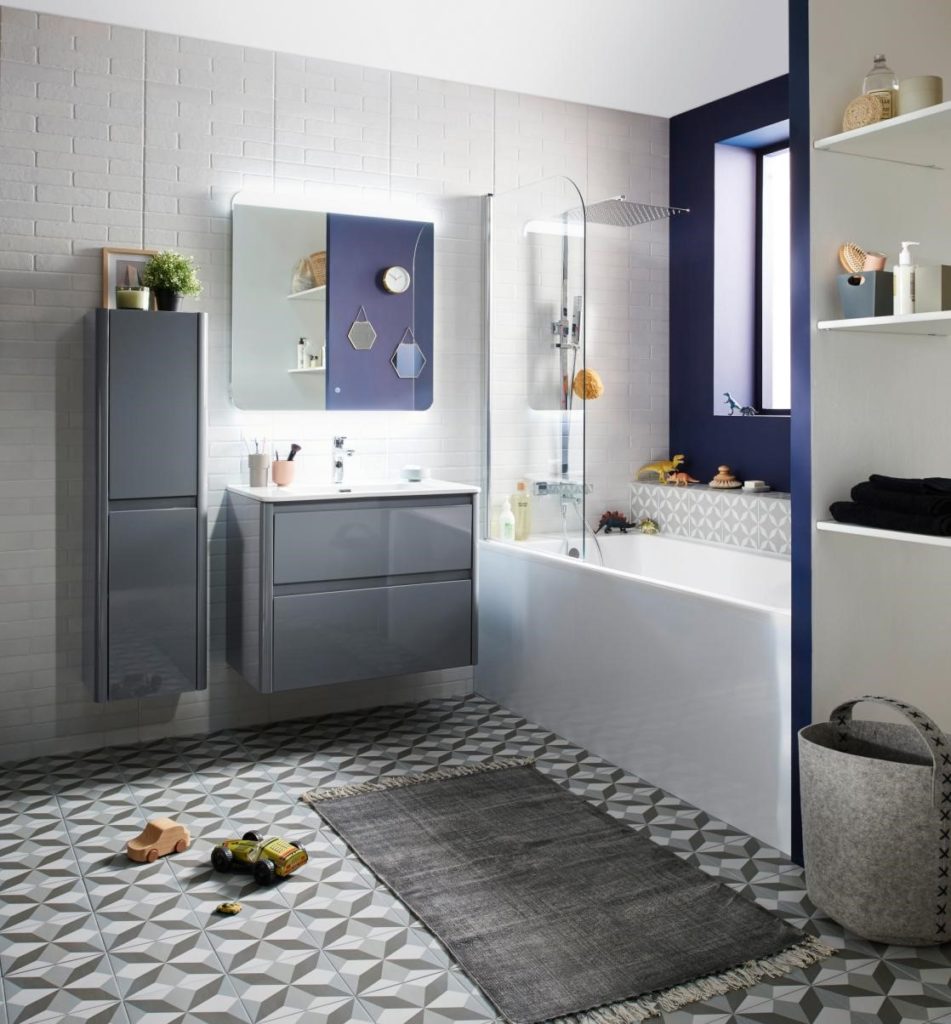 Baignoire et douche combinés dans une salle de bain avec carrelage gris
