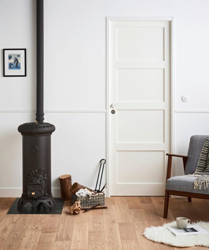 Salon avec parquet et porte d'intérieur blanche à cadre