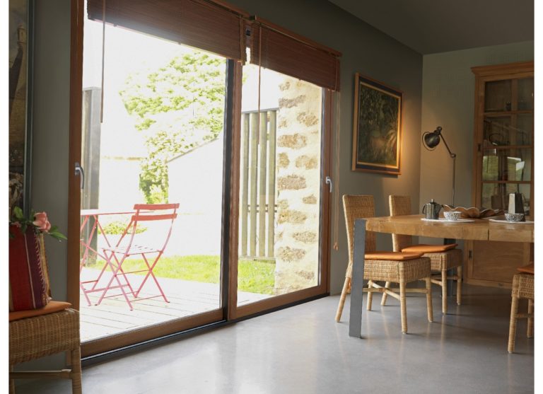 Baie coulissante vitrée vue depuis un intérieur décoré en bois