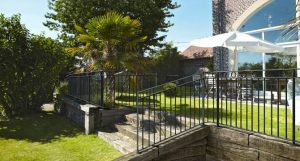 Terrasse avec verdure et balustrade noire