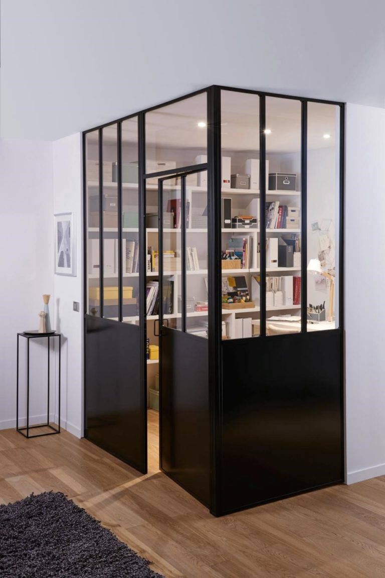 Aménagement d'une bibliothèque avec une cloison verrière en acier