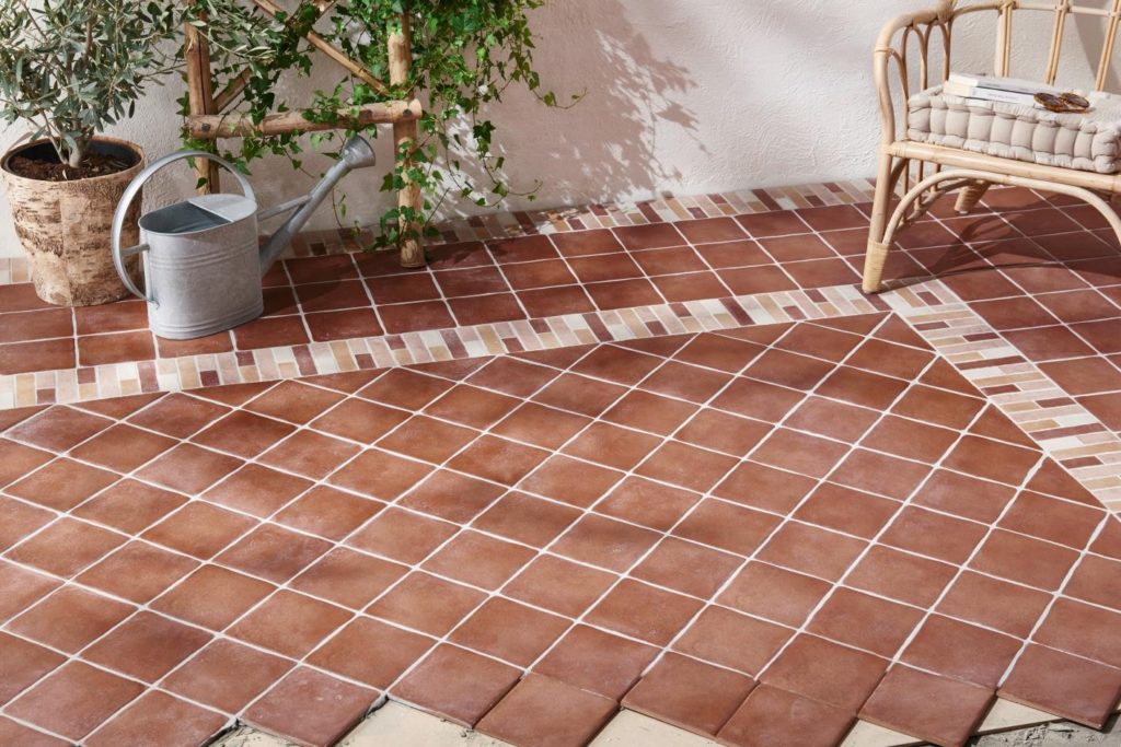 Carrelage extérieur couleur brique d'une terrasse