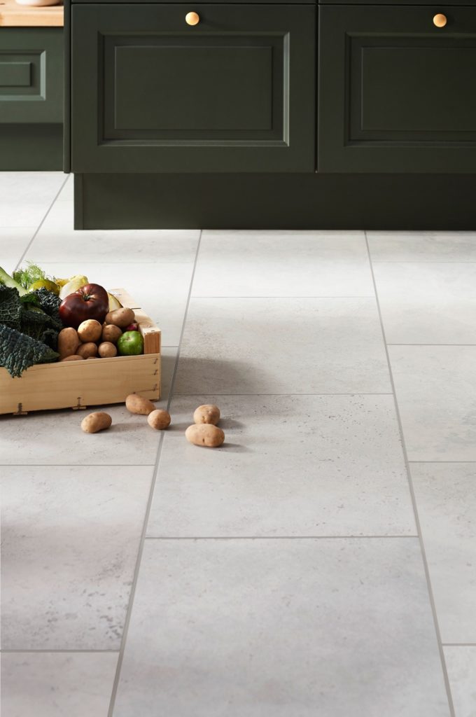 cuisine avec carrelage de sol blanc