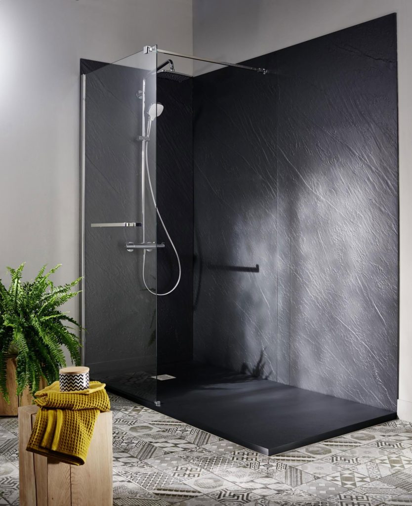 salle de bain blanche avec grande douche à l'italienne entièrement noire