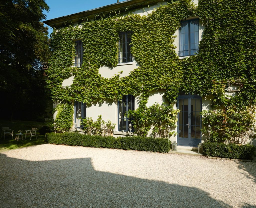 Maison ancienne avec du lierre, fenetre en PVC noir