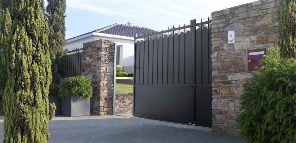 grand portail coulissant en aluminium noir