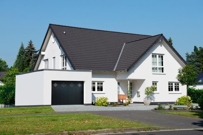 Grande maison familiale avec porte de garage noire