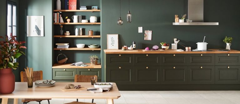 Meubles et rangements de cuisine dans des tons vert forêt