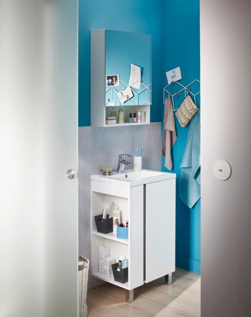 Petite salle de bains avec meuble sous vasque blanc et armoire de toilette