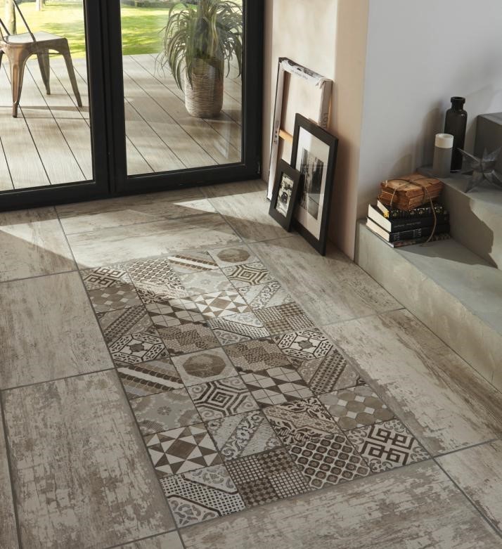 Parquet d'un séjour imprimé en motif carreaux de ciment aux tons beige marron