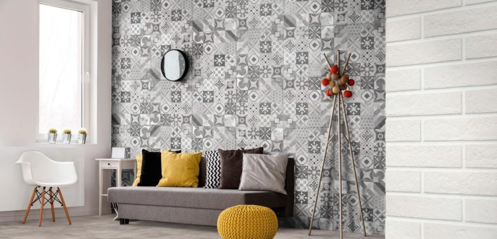 Salon cosy avec mur imprimé à motifs carreaux de ciment dans les tons gris