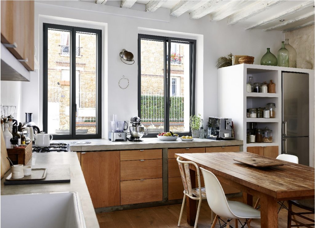 Cuisine en bois avec deux fenêtres en aluminium 