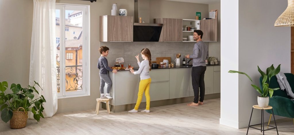 Plan de travail linéaire dans une cuisine lumineuse avec un père et ses deux enfants