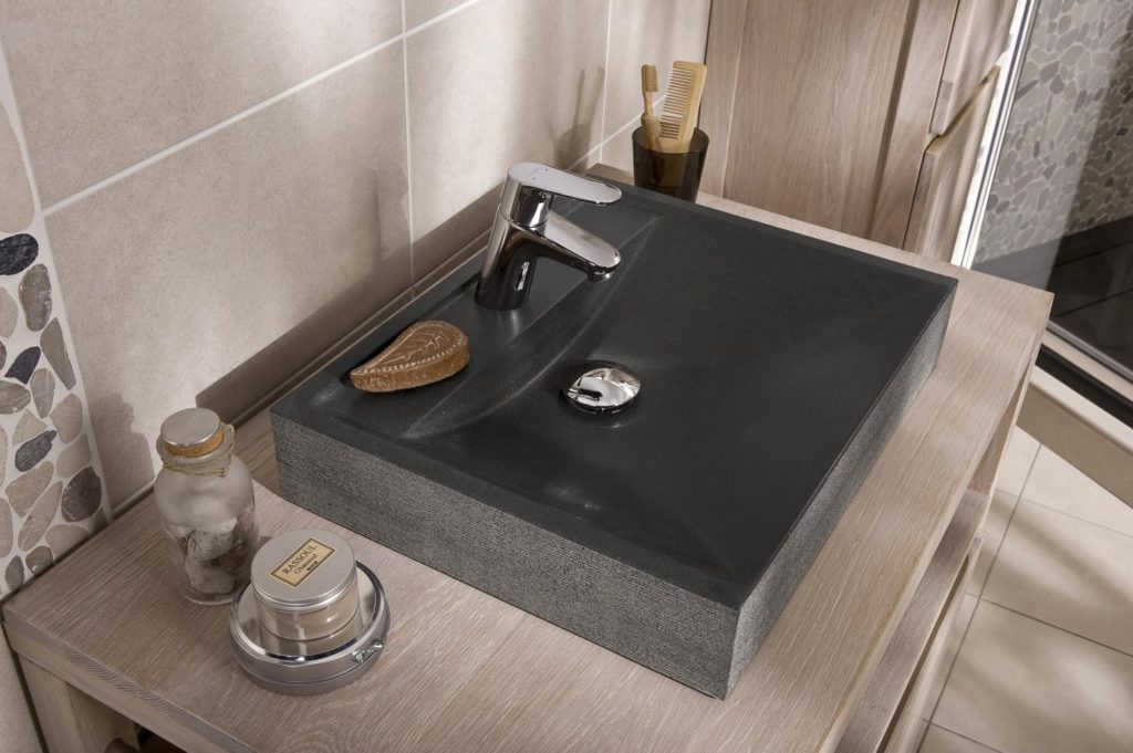 plan de travail de salle de bain en bois clair avec vasque posée noire