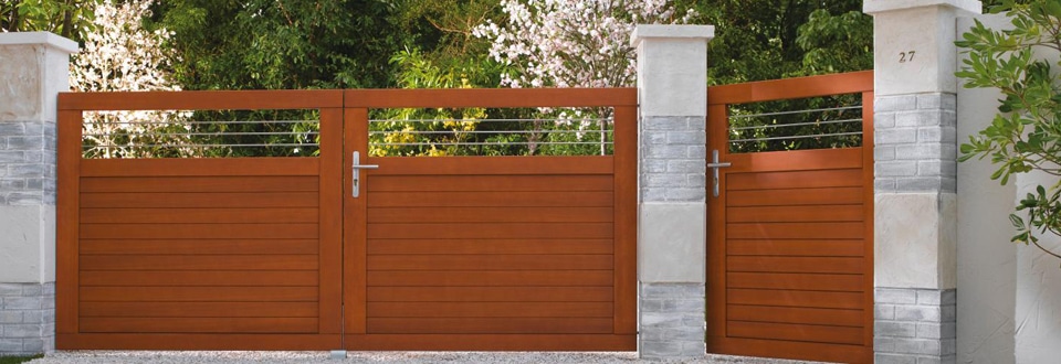 portail en bois extérieur avec porte