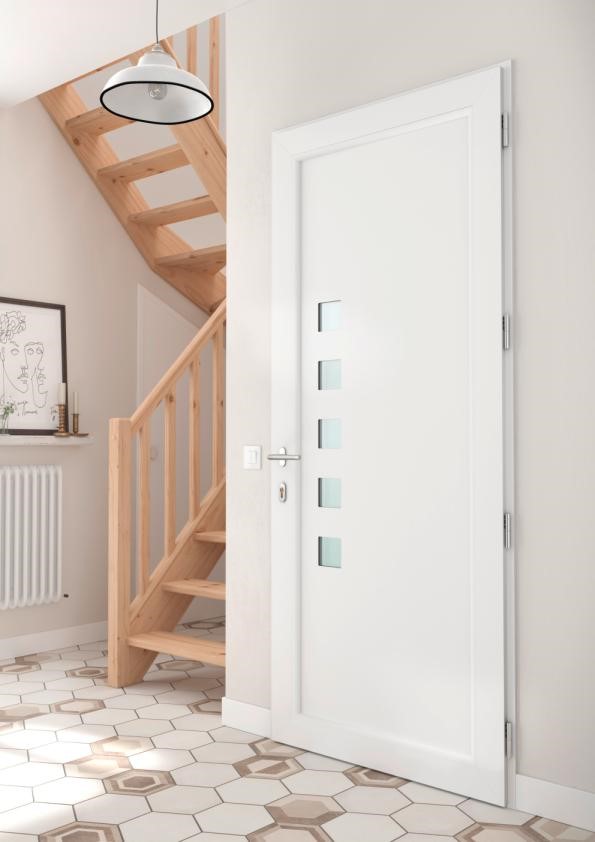 Porte d'entrée blanche en PVC avec escaliers en bois