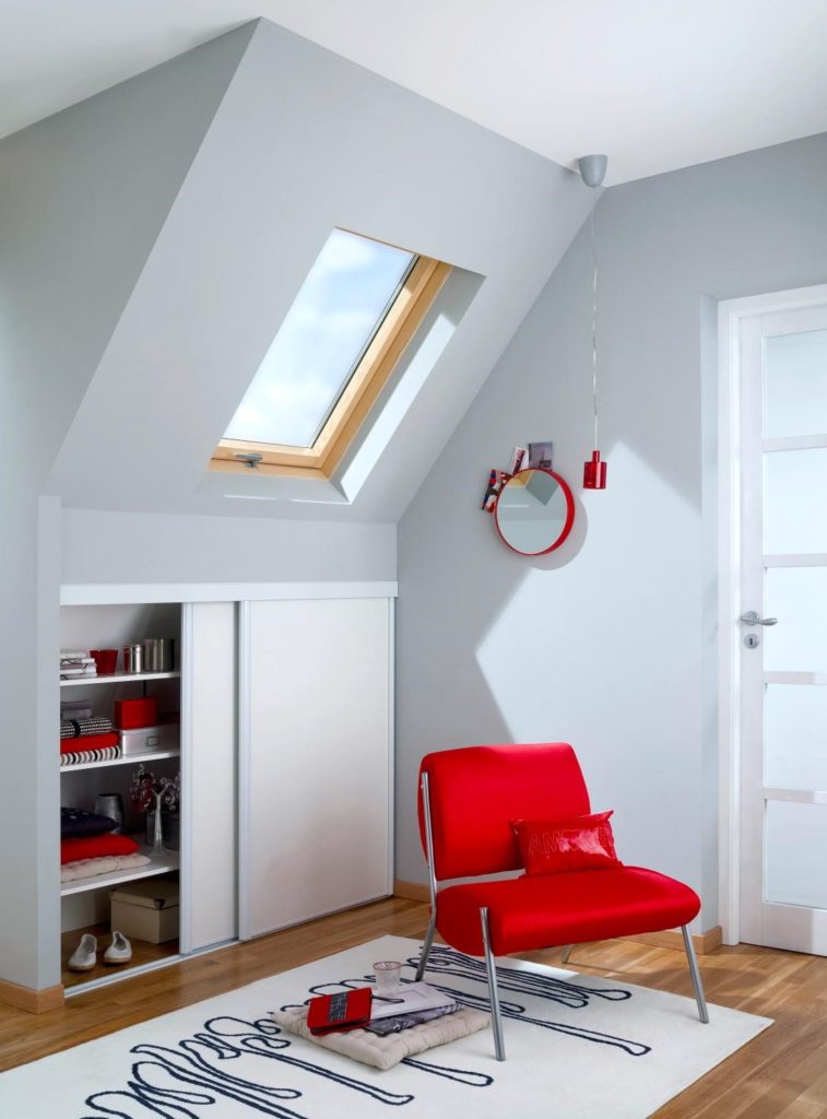 Petite porte de placard sur-mesure dans une chambre aux tons gris, blanc et rouge