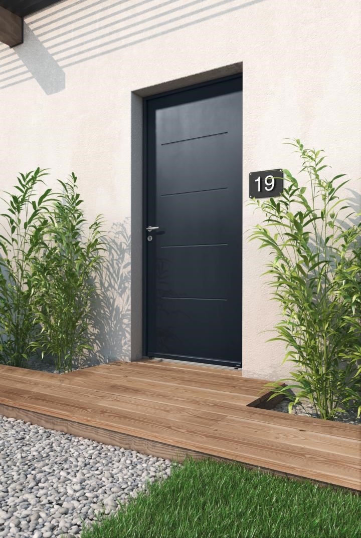 Porte d'entrée sécurisée entourée de verdure