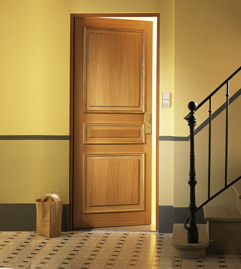 porte d'appartement en bois clair