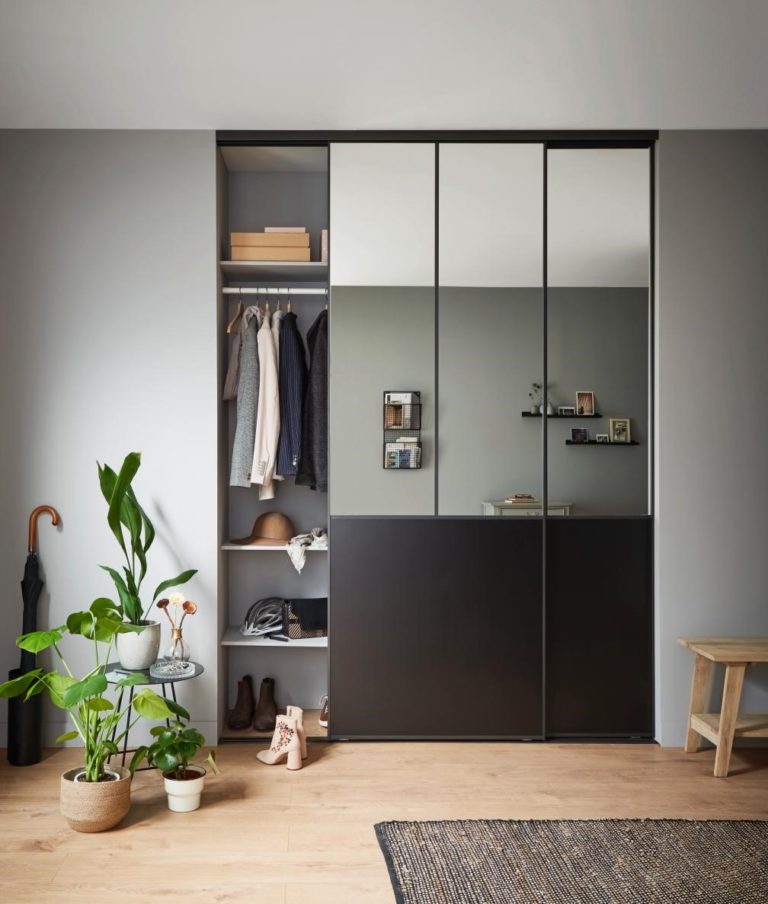 Porte de placard coulissante de dressing avec miroir dans une chambre
