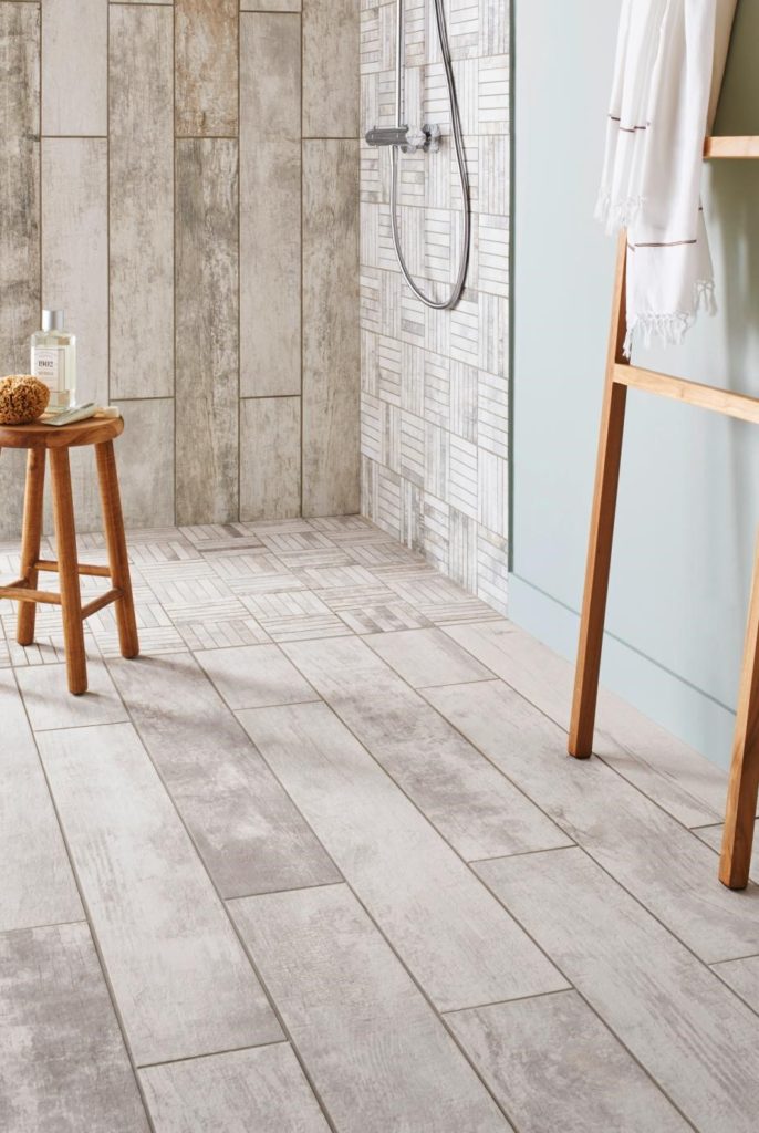 carrelage mural style parquet gris salle de bain & douche ouverte