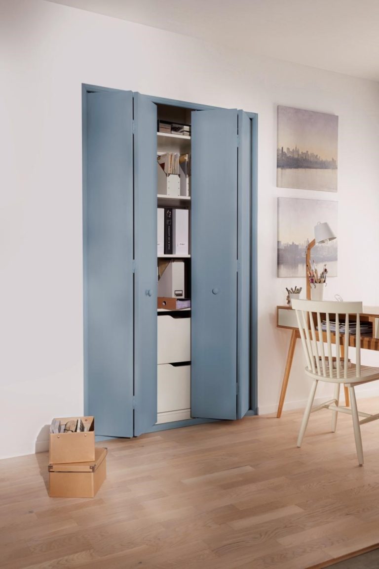 Placard bleu clair avec portes pliantes