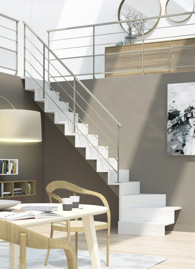 escalier en bois blanc et rampe en metal dans un salon