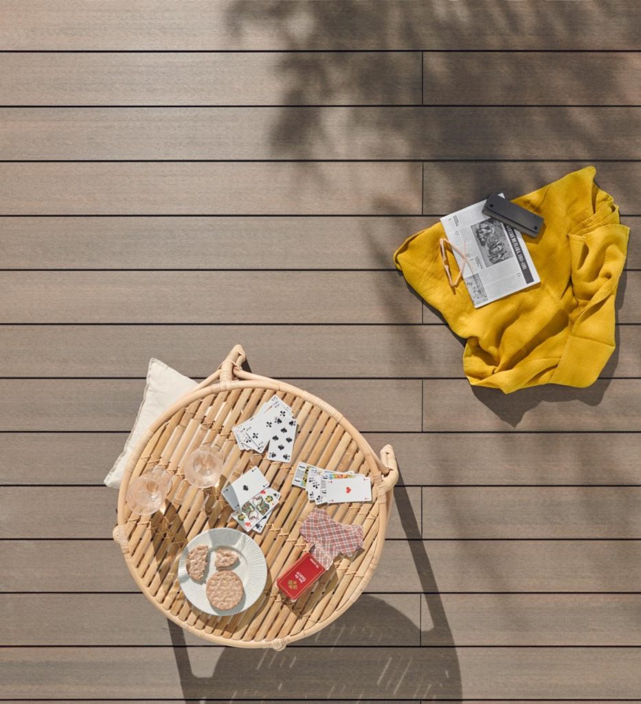 terrasse en bois parquet avec table