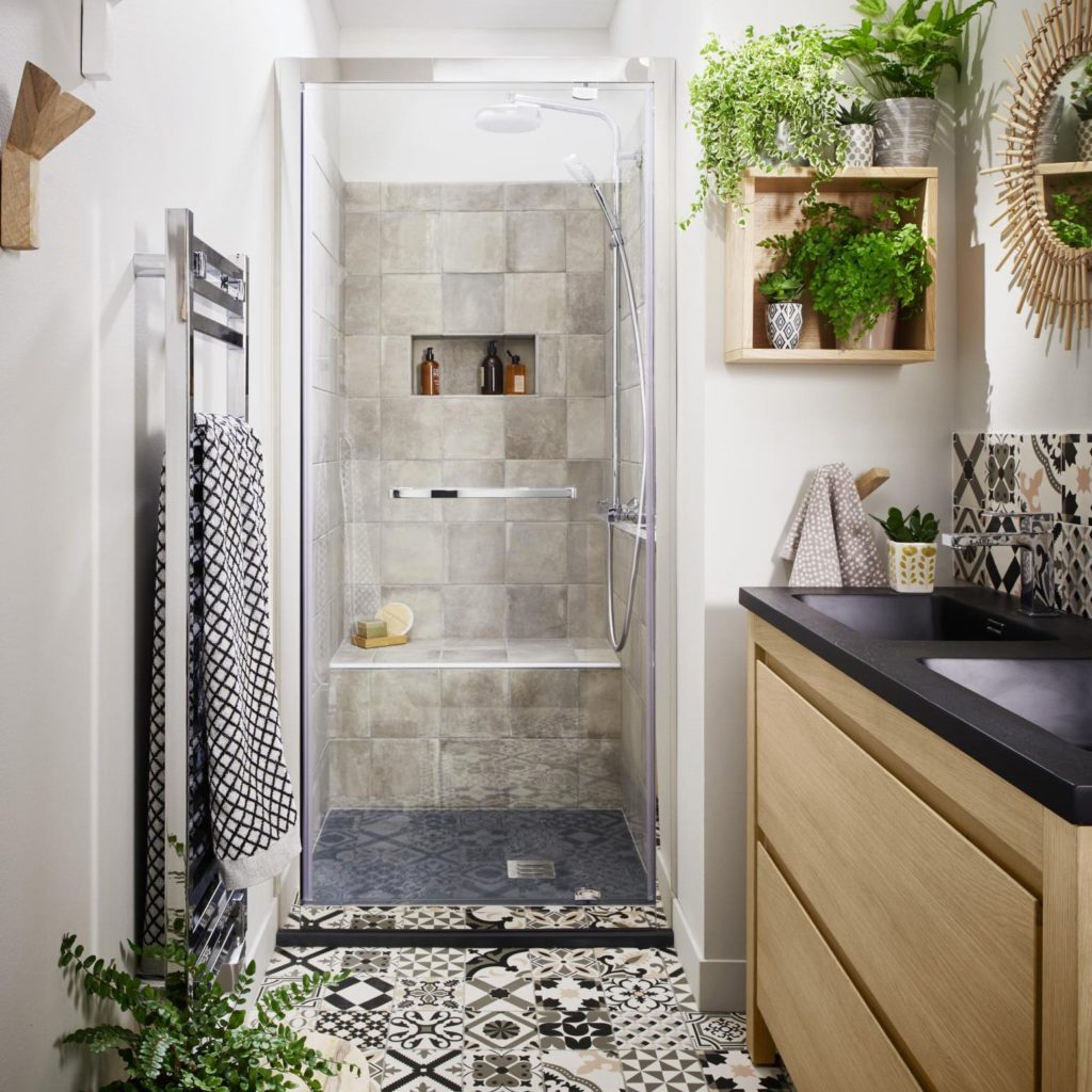 petite salle de bain avec douche à l'italienne et carrelage mosaique