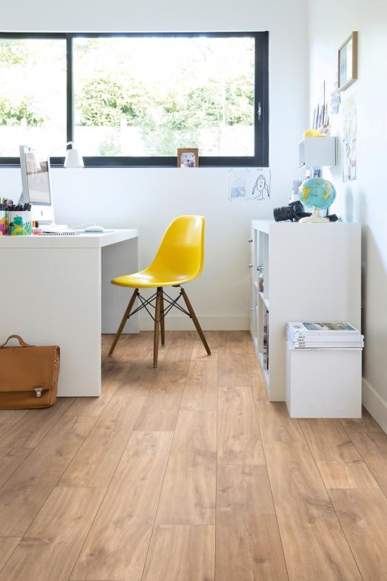 Sol stratifié d'une chambre avec mobilier blanc et jaune