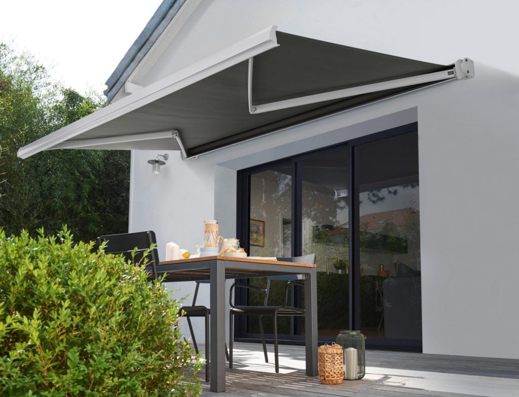 Terrasse avec table à manger et store banne