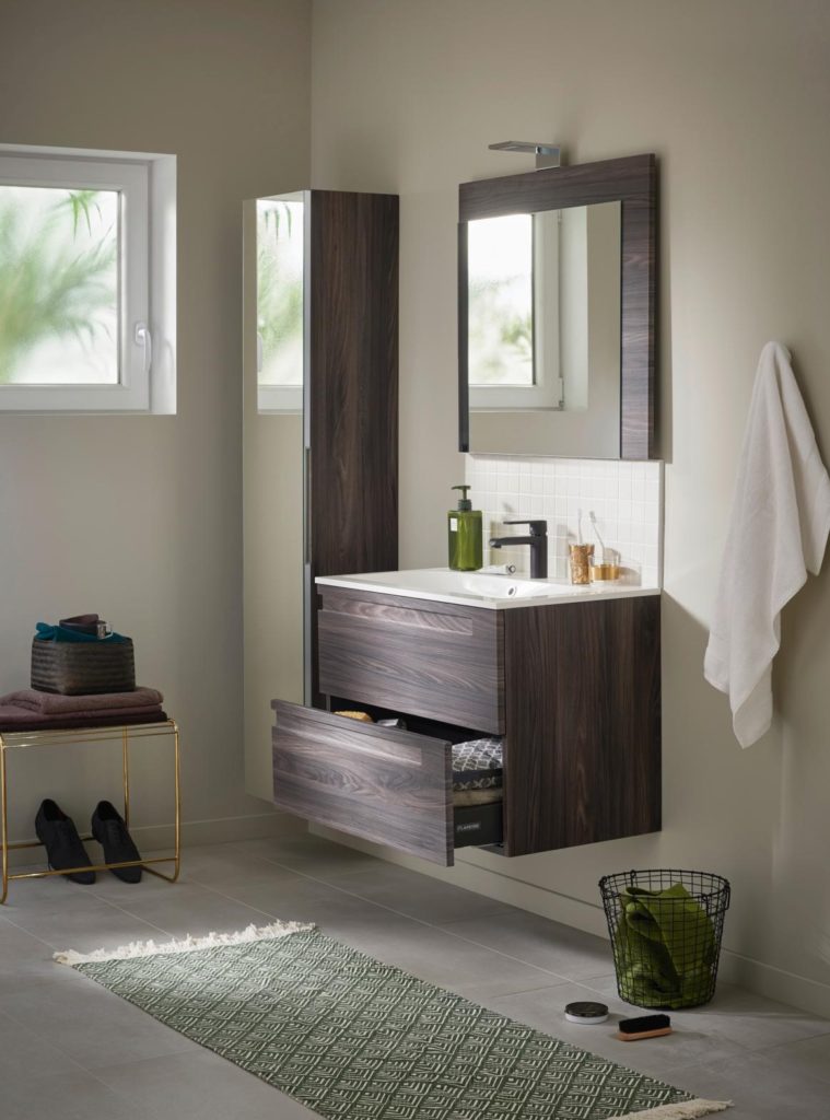 salle de bain tendance et moderne avec vasque et meubles en bois

