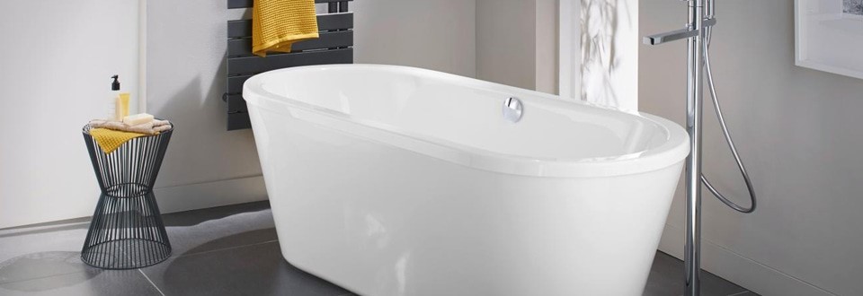 baignoire droite blanche en acrylique dans salle de bain grise

