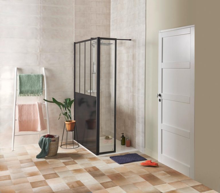 carrelage de sol de salle de bain avec douche italienne