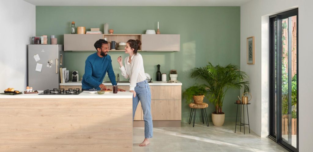 Couple dans une cuisine