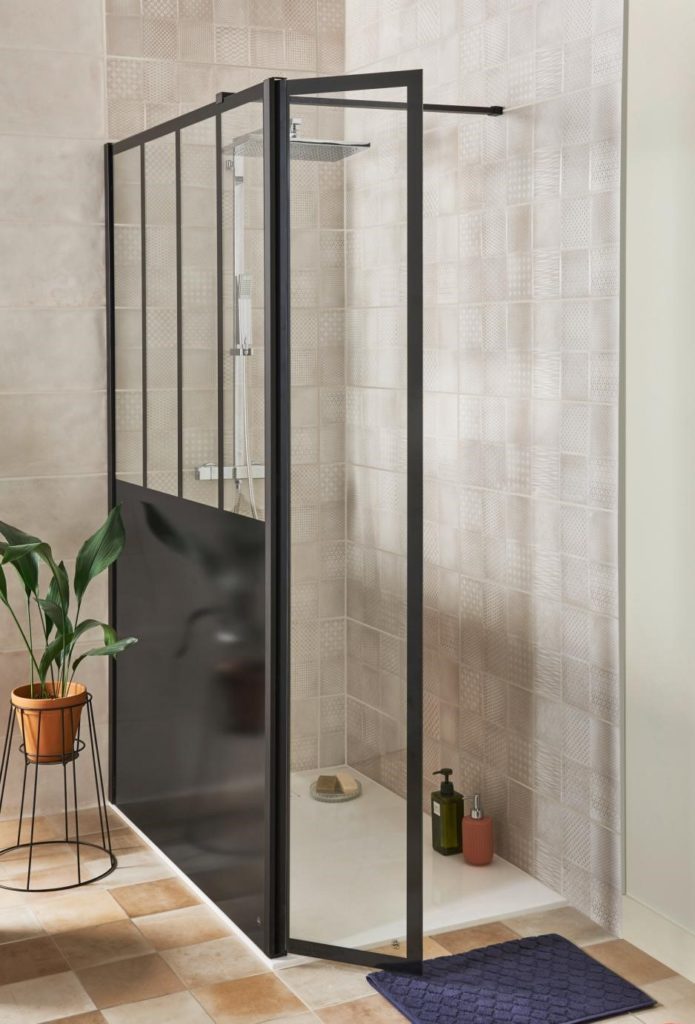 douche à l'italienne semi-vitrée avec structure noir et carrelage beige