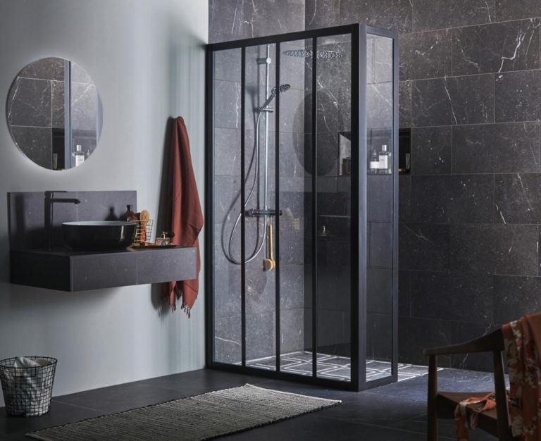 douche italienne vitrée avec structure noir dans salle de bain carrelée noir