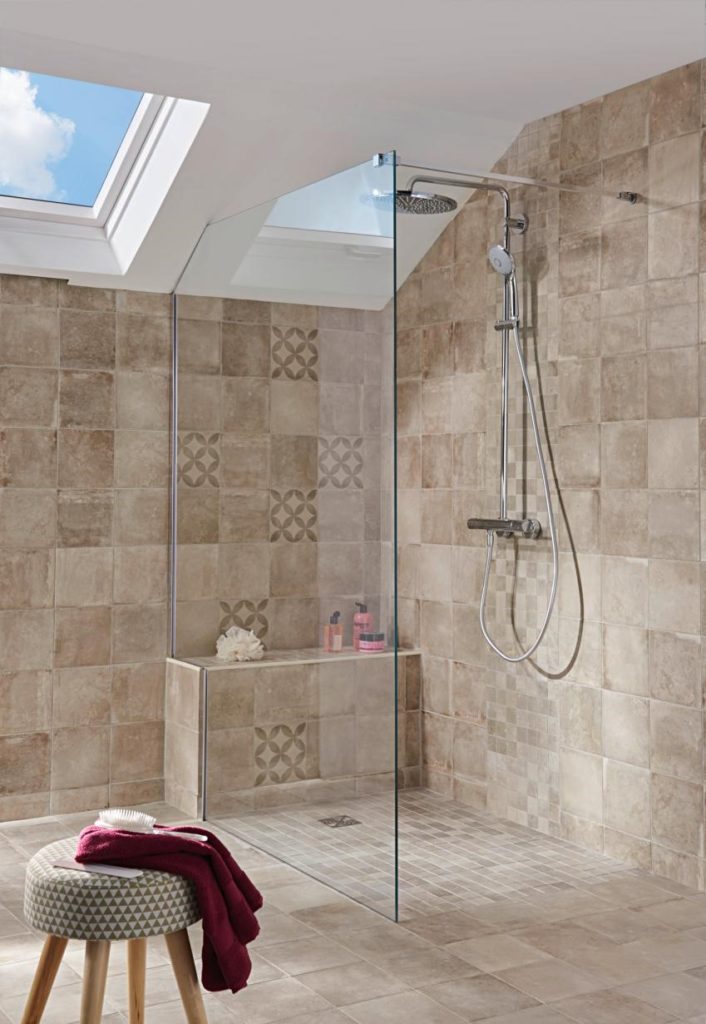 douche à l'italienne simple avec une grande vitre et carrelage beige