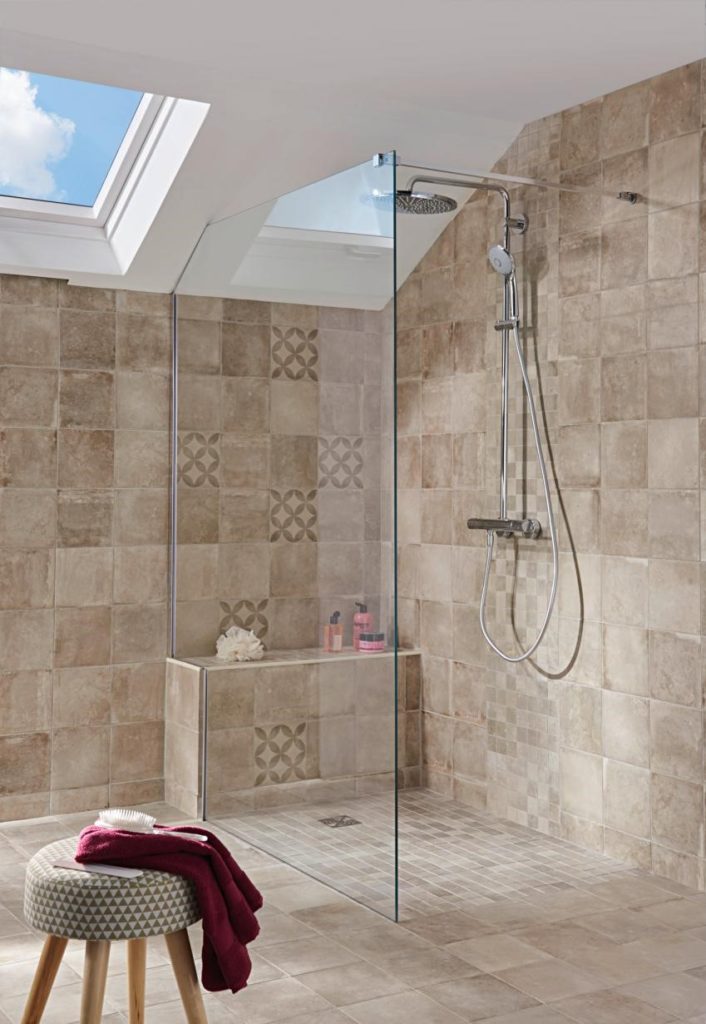 douche à l'italienne simple avec une grande vitre et carrelage beige