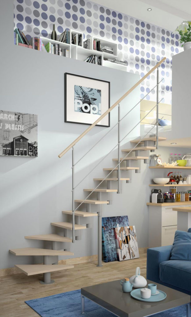 escalier en bois avec rampe en fer dans salon lumineux