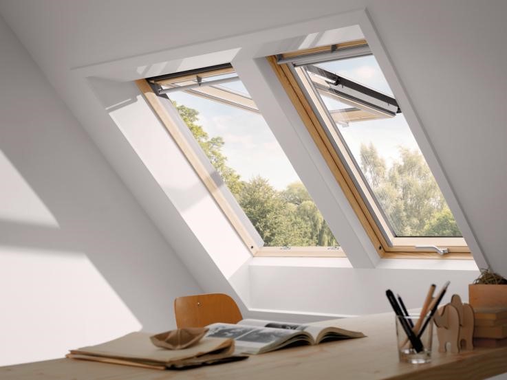 Fenêtre de toit velux en bois dans