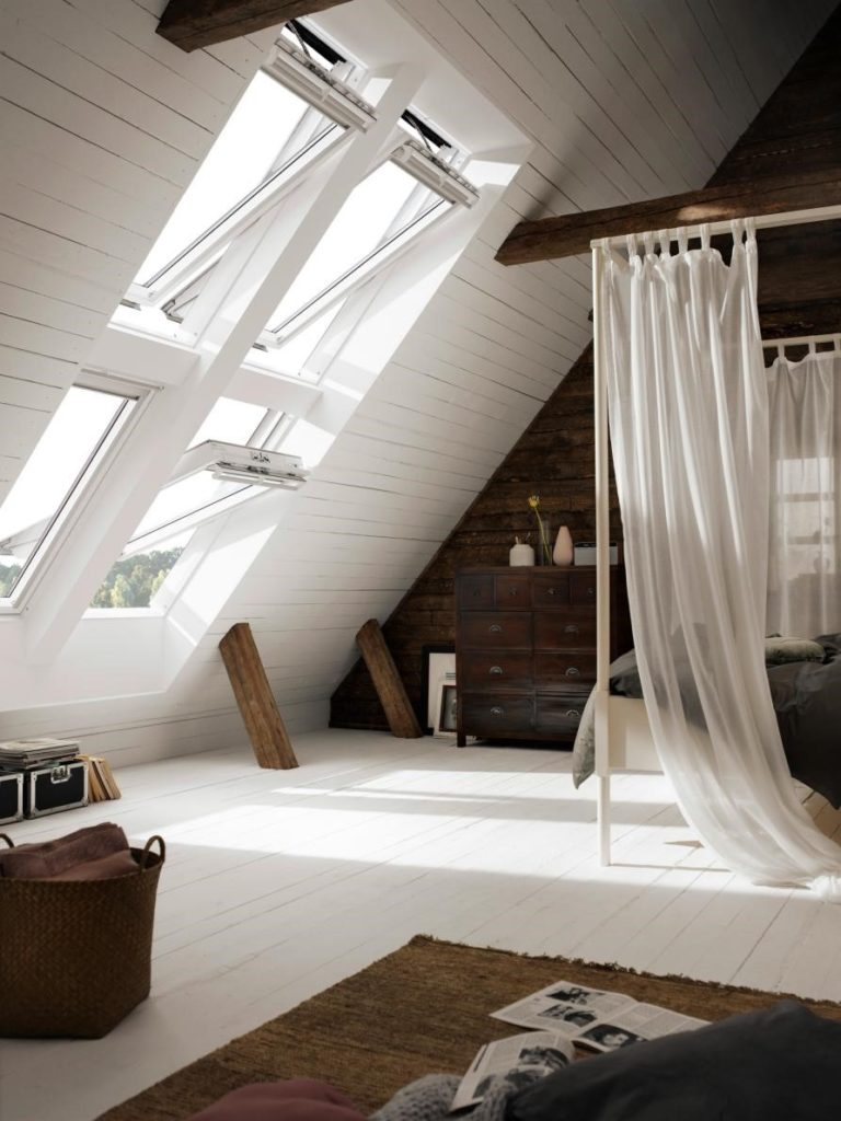 fenêtre de toit 4 velux blancs dans chambre sous les combles