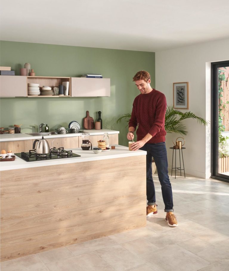 Homme dans une cuisine moderne