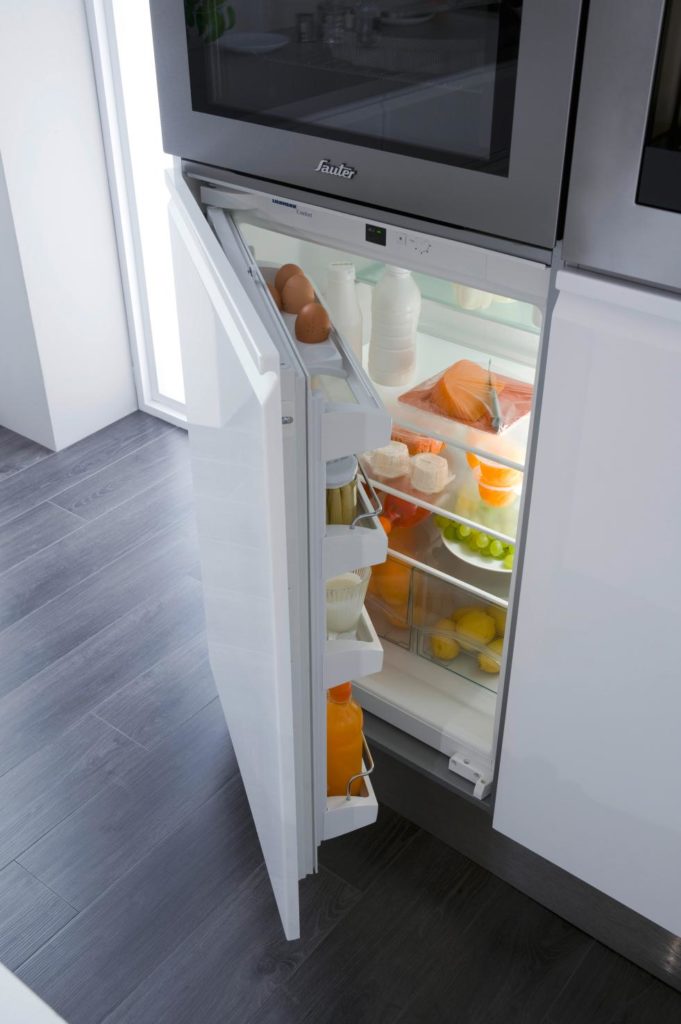 Mini frigo sous un micro-onde