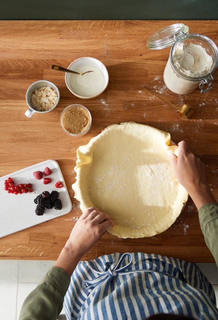 Pâtisserie sur plan de travail en bois